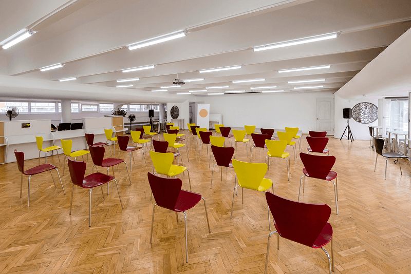 Platzhalter: Leerer, lichtdurchfluteter Saal mit flexibler Bestuhlung